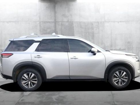 Certified 2025 Nissan Pathfinder SL FWD image 5