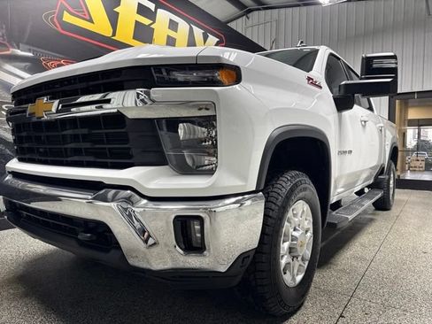 Used 2024 Chevrolet Silverado 2500 LT AWD/4WD image 2