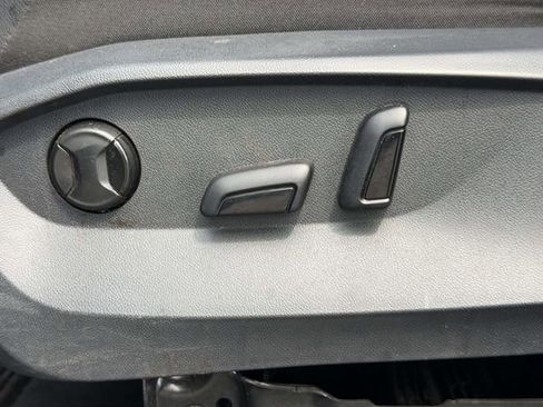 Used 2022 Volkswagen Tiguan SE w/ Panoramic Sunroof Package image 18