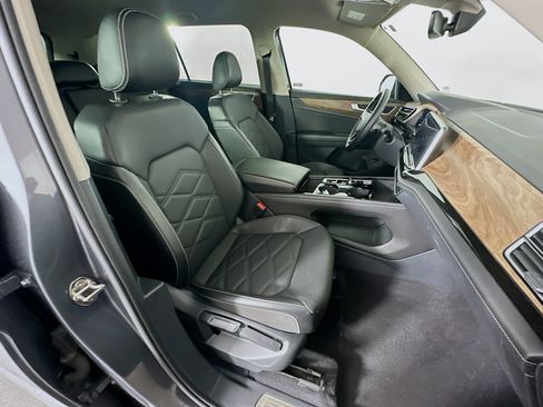 Used 2025 Volkswagen Atlas SE FWD image 32