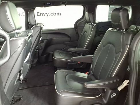 Used 2020 Chrysler Pacifica Limited w/ S Appearance Package FWD image 9