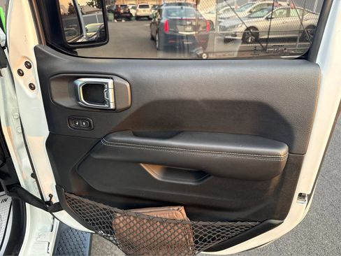 Used 2018 Jeep Wrangler Unlimited Sahara w/ Uconnect 4C Nav & Sound Group AWD/4WD image 21
