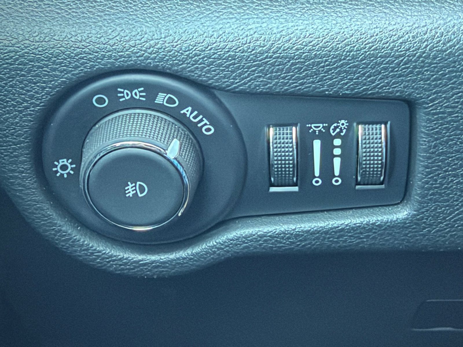 Used 2025 Chrysler Pacifica Select FWD image 36