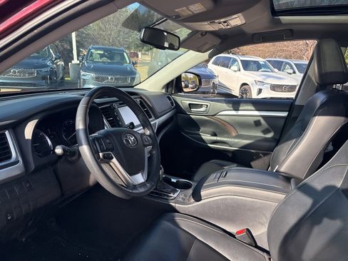 Used 2015 Toyota Highlander XLE image 17