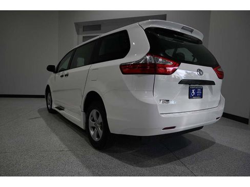 Used 2015 Toyota Sienna L image 8