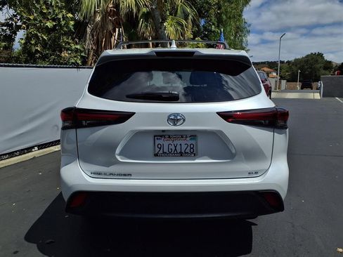 Certified 2024 Toyota Highlander XLE FWD image 7