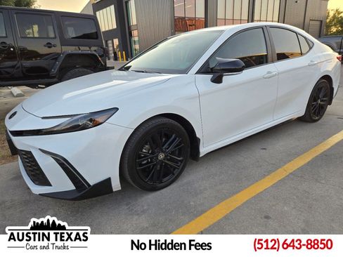 Used 2025 Toyota Camry SE image 1