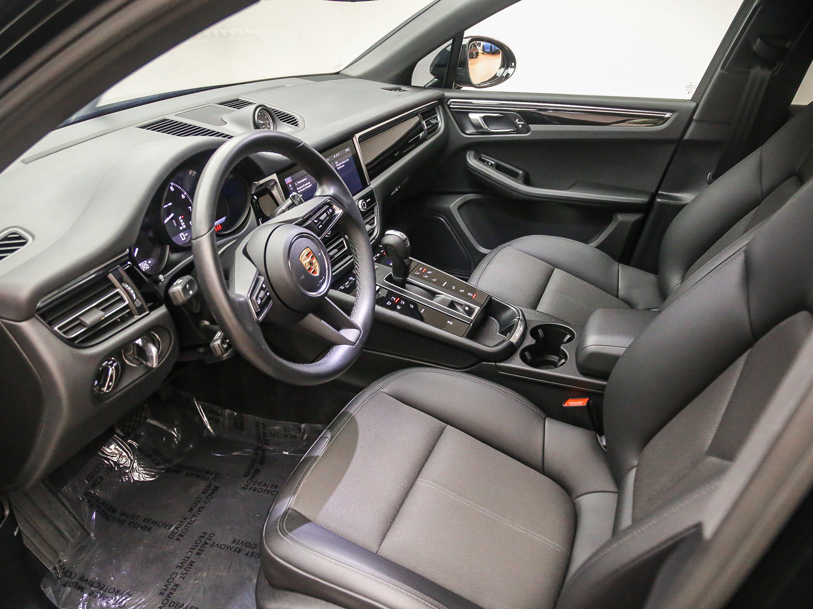 Certified 2023 Porsche Macan AWD/4WD image 9