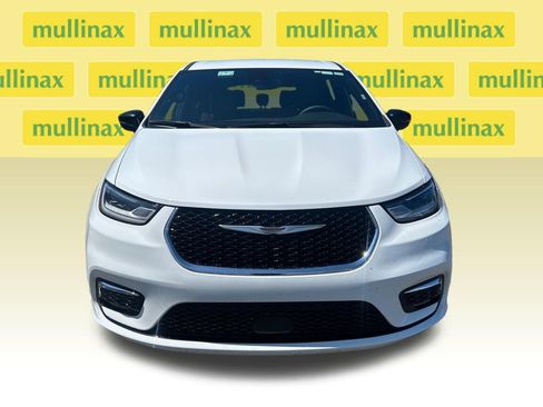 Used 2025 Chrysler Pacifica Select FWD image 12