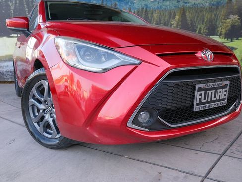 Used 2019 Toyota Yaris XLE image 7
