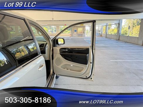 Used 2013 Chrysler Town & Country Touring FWD image 43