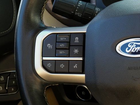 Used 2024 Ford Expedition Limited image 13