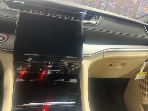 New 2025 Jeep Grand Cherokee Limited w/ Black Appearance Package image 15