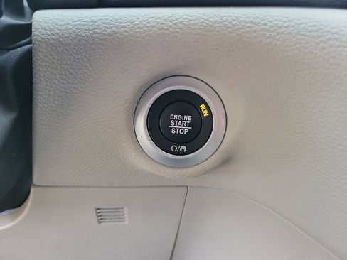 Used 2024 Chrysler Pacifica Limited FWD image 28