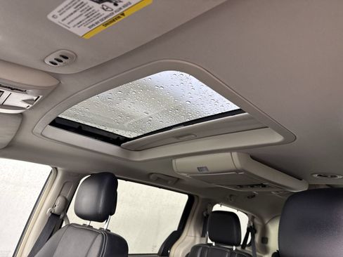 Used 2015 Chrysler Town & Country Touring-L w/ Driver Convenience Group FWD image 19