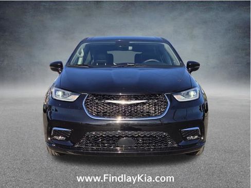 Used 2024 Chrysler Pacifica Touring-L image 2