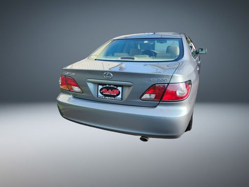 Used 2004 Lexus ES 330 w/ Premium Pkg FWD image 3