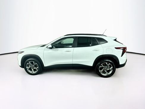 Used 2025 Chevrolet Trax LT w/ LT Convenience Package FWD image 4