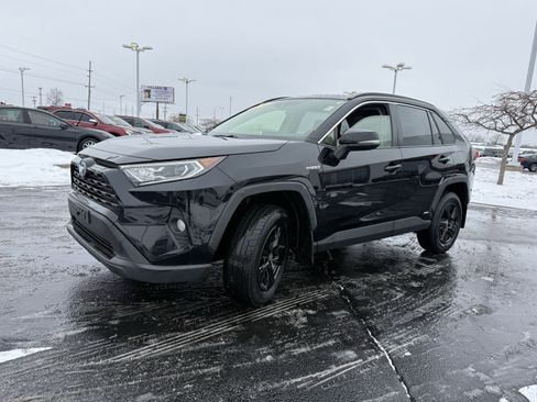 Used 2020 Toyota RAV4 XLE image 4