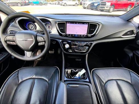 Certified 2025 Chrysler Pacifica Limited image 13