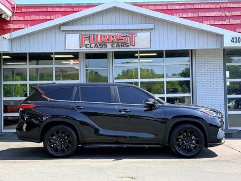 Used 2023 Toyota Highlander L FWD image 2