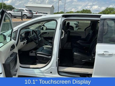 Used 2023 Chrysler Pacifica Touring-L FWD image 5