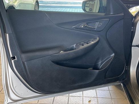 Used 2025 Chevrolet Malibu LT image 2