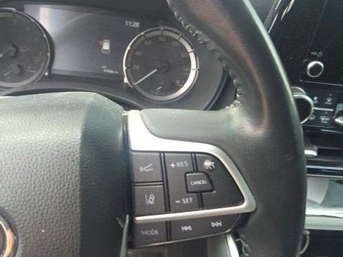Used 2023 Toyota Highlander LE FWD image 14