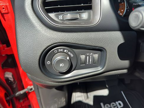 Used 2023 Jeep Renegade Latitude w/ Sun/Sound Group AWD/4WD image 14