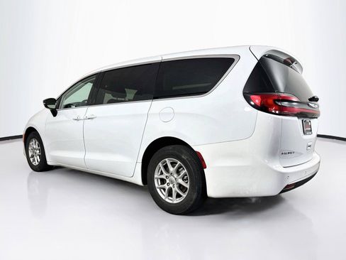 Used 2024 Chrysler Pacifica Touring-L FWD image 3