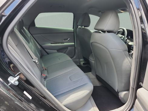 Certified 2023 Hyundai Elantra SE FWD image 17
