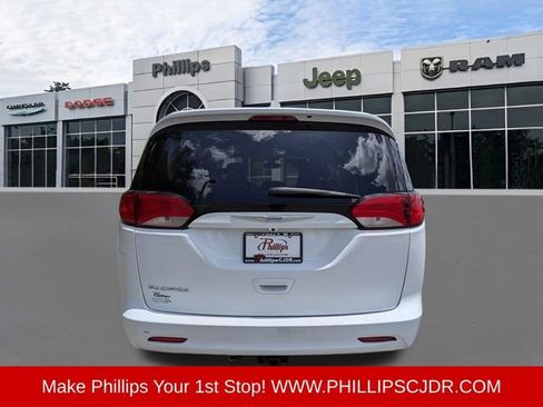 Used 2017 Chrysler Pacifica Touring w/ Tire & Wheel Group FWD image 4