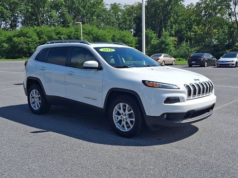 Used 2016 Jeep Cherokee Latitude w/ Comfort/Convenience Group AWD/4WD image 3