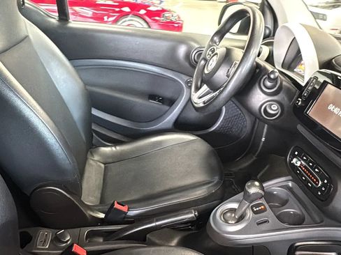 Used 2017 smart fortwo pure RWD image 10