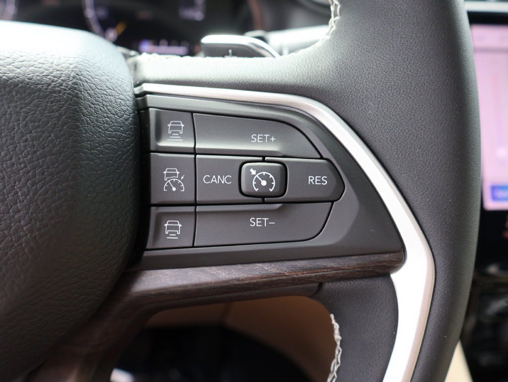 Used 2023 Jeep Grand Cherokee Limited w/ Black Appearance Package AWD/4WD image 28