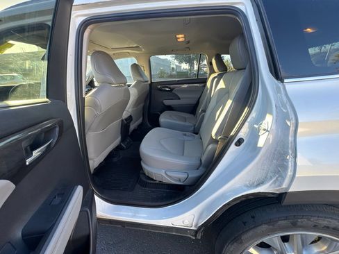 Used 2022 Toyota Highlander Limited AWD/4WD image 12
