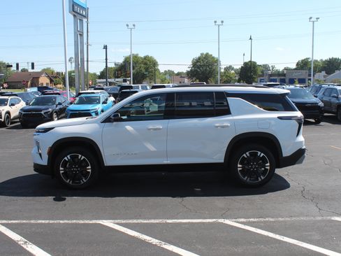 New 2027 Chevrolet Traverse LT w/ Sun and Wheel Package FWD image 6