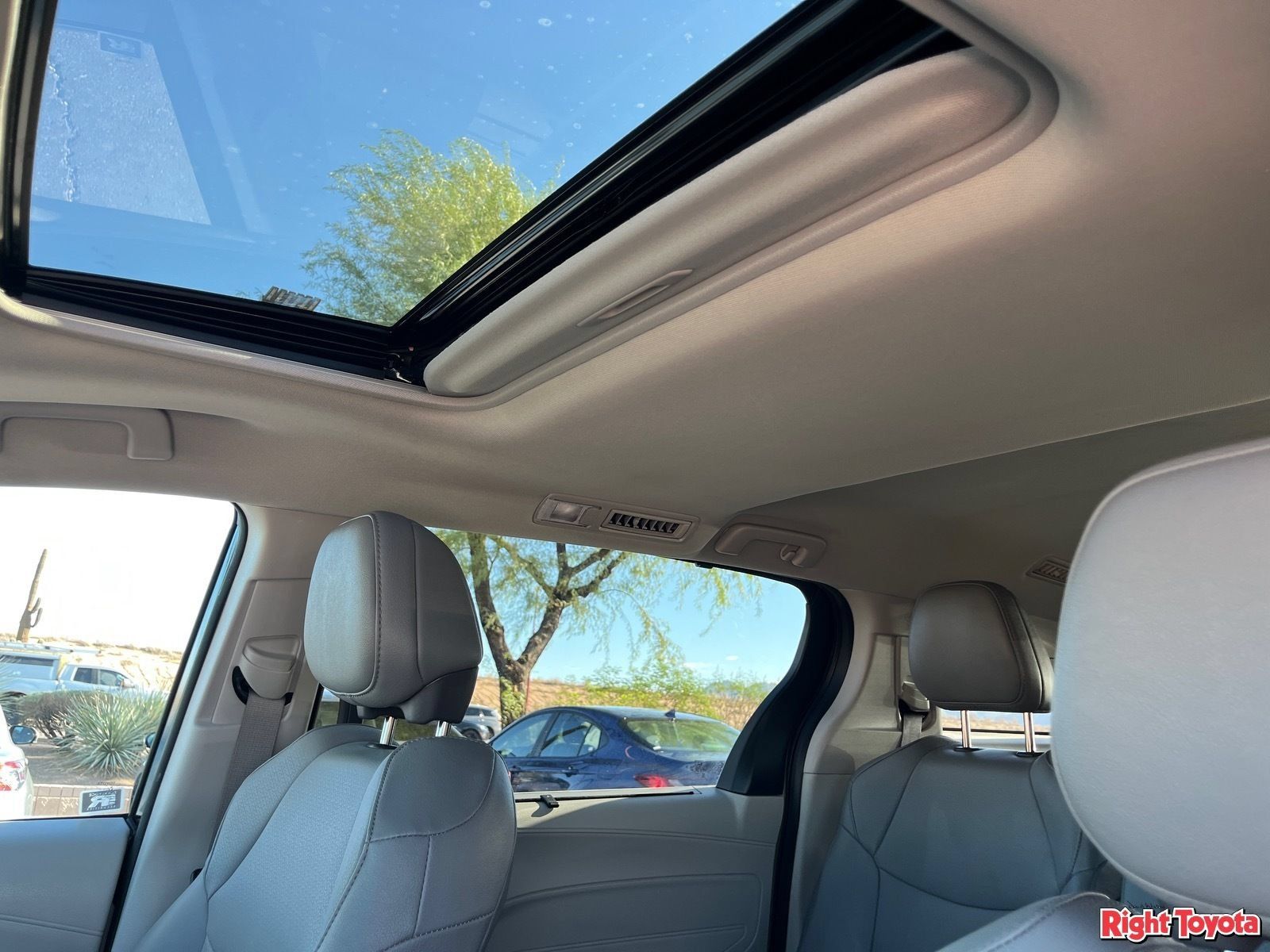 Certified 2024 Toyota Sienna XLE FWD image 33