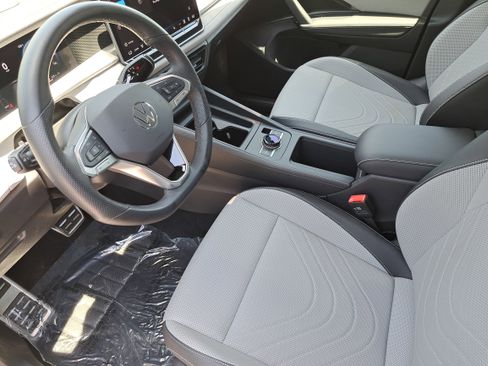 Used 2025 Volkswagen Tiguan SE R-Line AWD/4WD image 16