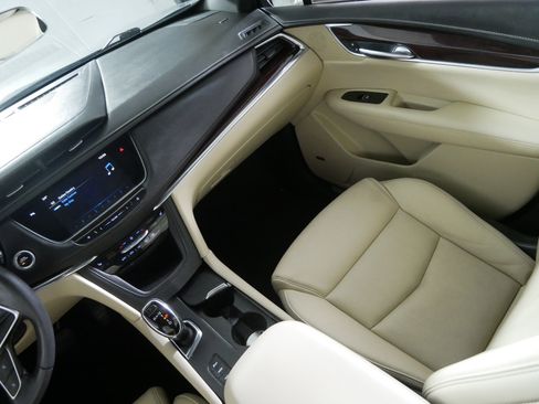 Used 2017 Cadillac XT5 Luxury w/ Driver Awareness Package image 11