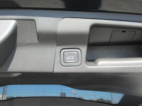 Used 2023 GMC Acadia SLT image 32