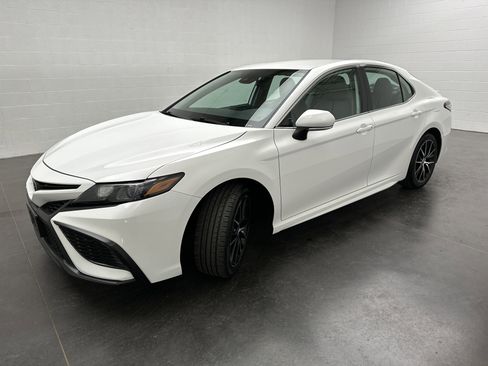 Used 2024 Toyota Camry SE image 4