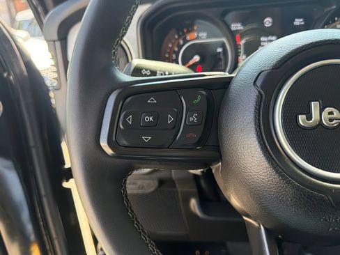 Used 2025 Jeep Wrangler Unlimited Sport AWD/4WD image 27