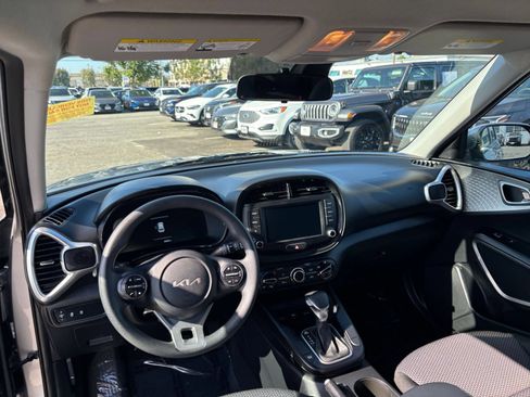 Used 2025 Kia Soul LX w/ LX Technology Package FWD image 32