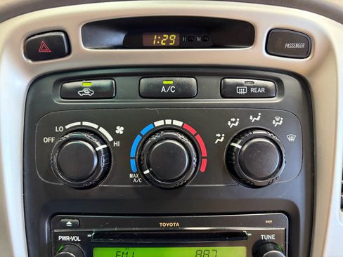 Used 2007 Toyota Highlander 4WD V6 w/ 3rd Row image 16