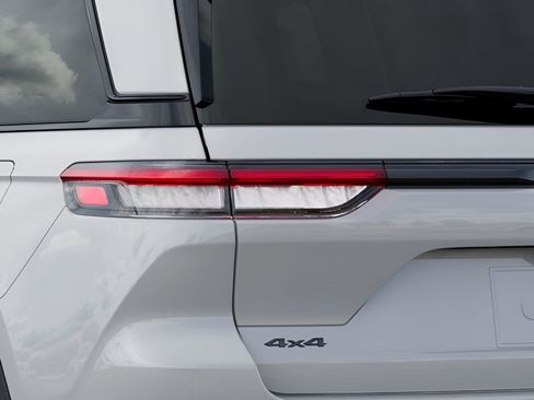 New 2025 Jeep Grand Cherokee Altitude image 9