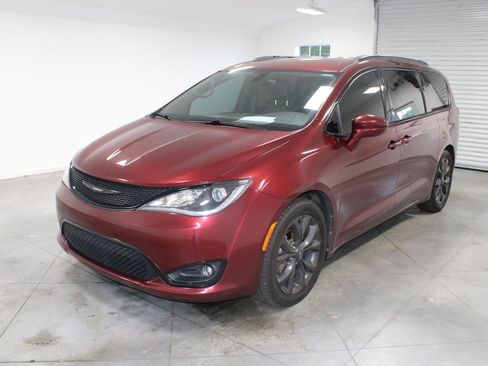 Used 2018 Chrysler Pacifica Touring-L w/ Premium Audio Group FWD image 5
