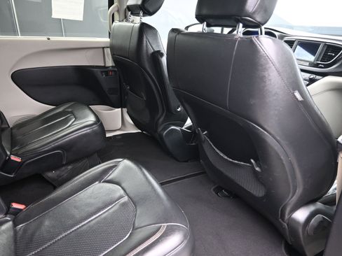 Used 2020 Chrysler Pacifica Touring-L image 24
