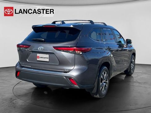 Used 2023 Toyota Highlander XLE image 7