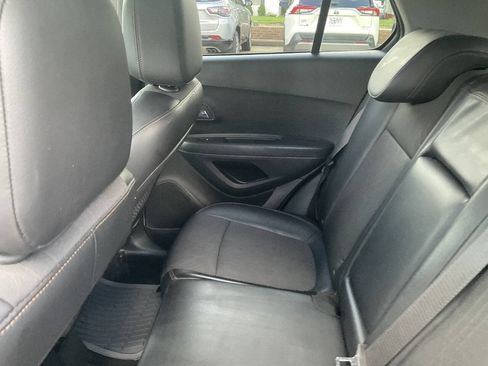 Used 2019 Chevrolet Trax LT w/ LT Convenience Package FWD image 14